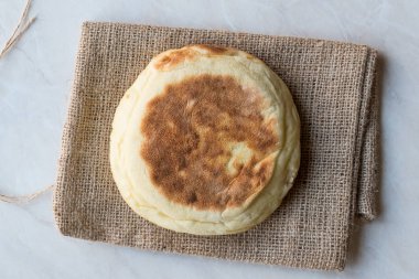 Türk gözleme Bazlama yemek için hazır. Geleneksel ekmek