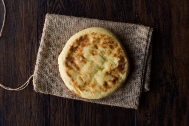 Türk düz ekmek Bazlama ahşap yüzey üzerinde. Geleneksel ekmek