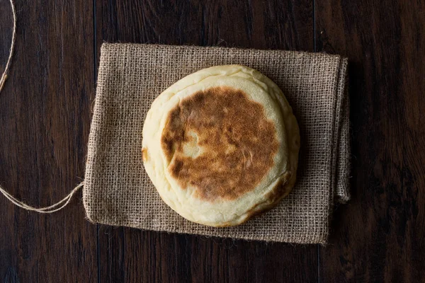 Turkse Platte Brood Bazlama Houten Oppervlak Traditionele Bakkerij — Stockfoto