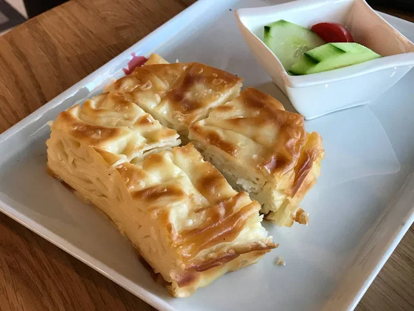 Boregi Turkish Pasticceria Borek Con Pomodori Cetrioli Servita Ristorante Panificio — Foto Stock