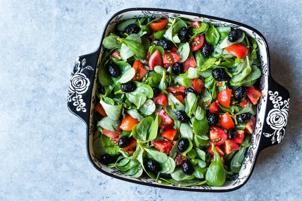 Purslane Salad Tomatoes Black Olives Porcelain Bowl Inglés Alimentos Ecológicos —  Fotos de Stock