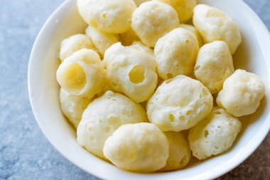 Organik pişmiş peynir topu kase cips. Fast Food.