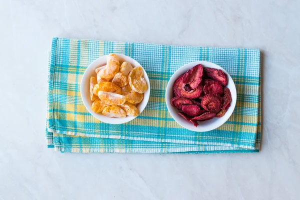 Batatas Fritas Frutas Secas Mandarim Morango Pequena Tigela Alimentos Orgânicos — Fotografia de Stock