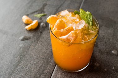 Mandalina Mojito kokteyl ile nane yaprakları ve ezilmiş buz / mandalina veya Clementine. Yaz İçecek