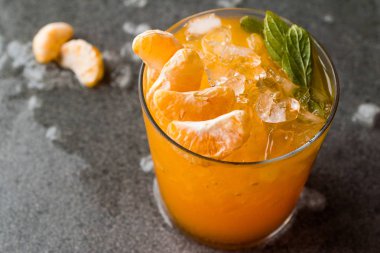 Mandalina Mojito kokteyl ile nane yaprakları ve ezilmiş buz / mandalina veya Clementine. Yaz İçecek
