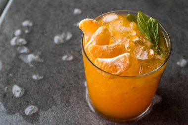 Mandalina Mojito kokteyl ile nane yaprakları ve ezilmiş buz / mandalina veya Clementine. Yaz İçecek