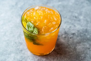 Mandalina Mojito kokteyl ile nane yaprakları ve ezilmiş buz / mandalina veya Clementine. Yaz İçecek