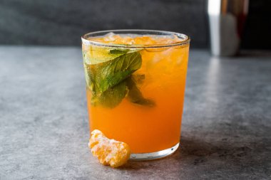 Mandalina Mojito kokteyl ile nane yaprakları ve ezilmiş buz / mandalina veya Clementine. Yaz İçecek