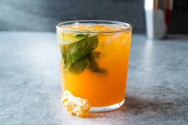 Mandalina Mojito kokteyl ile nane yaprakları ve ezilmiş buz / mandalina veya Clementine. Yaz İçecek