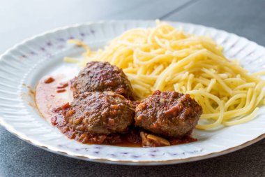 Spagetti ve köfte domates soslu. Geleneksel gıda.