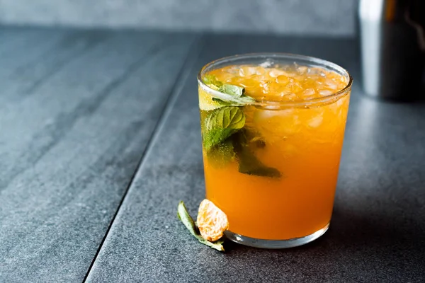 Mandarinenmojito Cocktail Mit Minzblättern Und Crushed Ice Mandarine Oder Clementine — Stockfoto