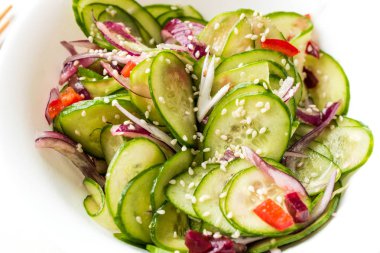 Susam ile Asya salatalık salatası ve yemek çubukları ile servis edilir. Geleneksel organik gıda.