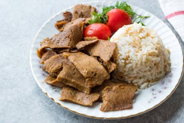 Türk kebap döner Pirinç Pilav (pilav) ve salata / Tofu et gıda. Geleneksel gıda.