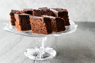 Ev yapımı nemli çikolatalı pandispanya kek parçaları Vintage cam tatlı olarak hazır. Organik gıda.