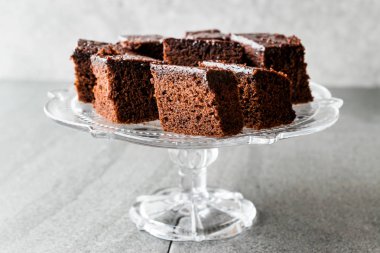 Ev yapımı nemli çikolatalı pandispanya kek parçaları Vintage cam tatlı olarak hazır. Organik gıda.