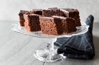 Ev yapımı nemli çikolatalı pandispanya kek parçaları Vintage cam tatlı olarak hazır. Organik gıda.