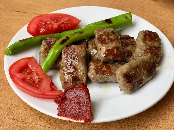 Turks Eten Kofte Kofta Gehaktballetjes Met Groene Paprika Tomaten Traditionele — Stockfoto