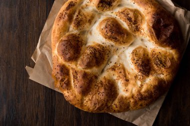 Türk ramazan ekmek - Ramazan Pidesi ahşap yüzeyde / Pide geleneksel ekmek.