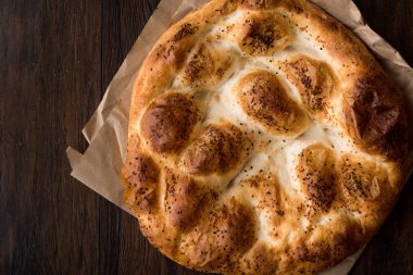 Türk ramazan ekmek - Ramazan Pidesi ahşap yüzeyde / Pide geleneksel ekmek.