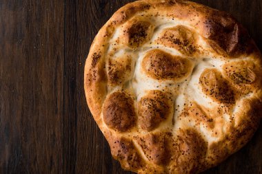 Türk ramazan ekmek - Ramazan Pidesi ahşap yüzeyde / Pide geleneksel ekmek.