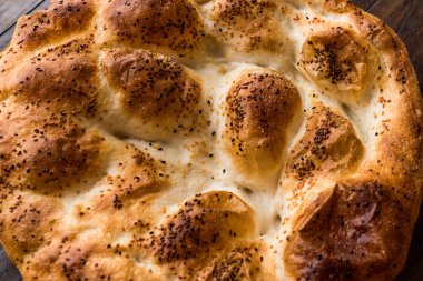 Türk ramazan ekmek - Ramazan Pidesi ahşap yüzeyde / Pide geleneksel ekmek.