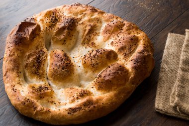 Türk ramazan ekmek - Ramazan Pidesi ahşap yüzeyde / Pide geleneksel ekmek.