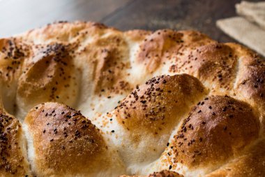 Türk ramazan ekmek - Ramazan Pidesi ahşap yüzeyde / Pide geleneksel ekmek.