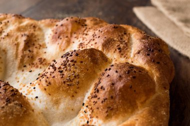 Türk ramazan ekmek - Ramazan Pidesi ahşap yüzeyde / Pide geleneksel ekmek.