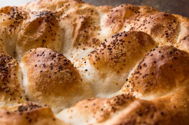 Türk ramazan ekmek - Ramazan Pidesi ahşap yüzeyde / Pide geleneksel ekmek.