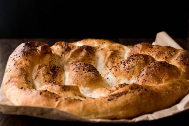 Türk ramazan ekmek - Ramazan Pidesi ahşap yüzeyde / Pide geleneksel ekmek.