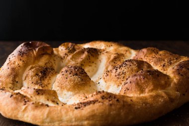 Türk ramazan ekmek - Ramazan Pidesi ahşap yüzeyde / Pide geleneksel ekmek.