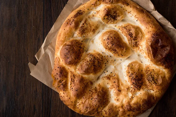 Türk ramazan ekmek - Ramazan Pidesi ahşap yüzeyde / Pide geleneksel ekmek.