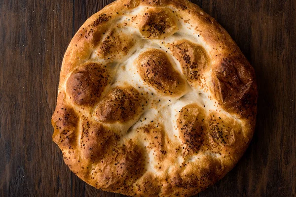 Türk ramazan ekmek - Ramazan Pidesi ahşap yüzeyde / Pide geleneksel ekmek.