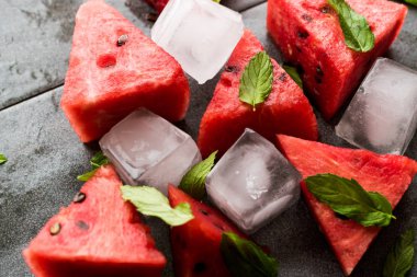 Karpuz dilimleri buz küpleri ve nane yaprakları ile. Organik yaz meyve.