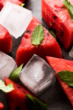 Karpuz dilimleri buz küpleri ve nane yaprakları ile. Organik yaz meyve.