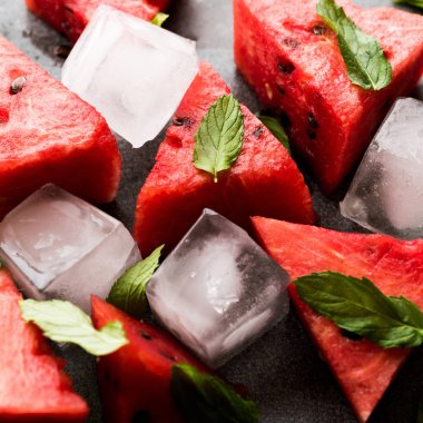 Karpuz dilimleri buz küpleri ve nane yaprakları ile. Organik yaz meyve.