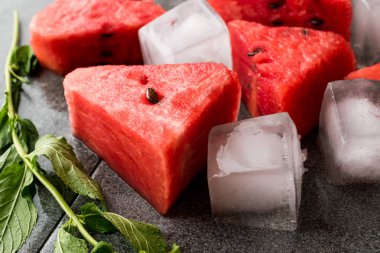 Karpuz dilimleri buz küpleri ve nane yaprakları ile. Organik yaz meyve.