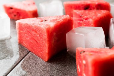 Karpuz dilimleri buz küpleri ve nane yaprakları ile. Organik yaz meyve.