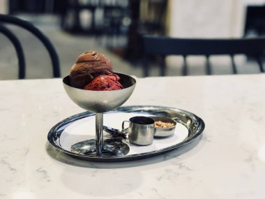 Çikolata ve kiraz dondurma gümüş tepsi ile Vintage Metal kapta. Organik yaz tatlı.