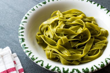 İtalyan makarna ıspanak Fettuccine hizmet hazır plaka ile to Eat / Tagliatelle. Geleneksel gıda.