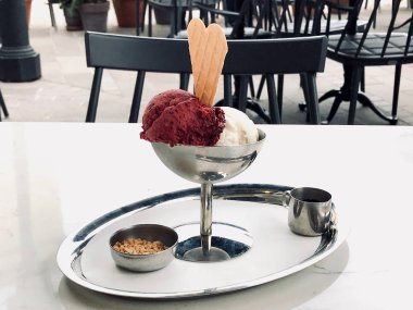 Orman meyve kiraz ve vanilyalı dondurma ile kornet gümüş tepsi ile Vintage Metal kapta. Organik yaz gıda.