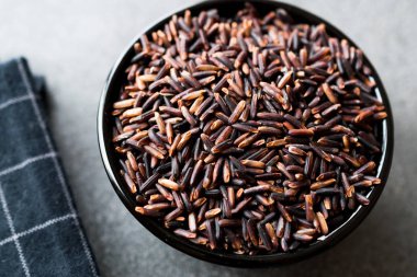 Siyah pirinç siyah kase. Organik çiğ gıda.