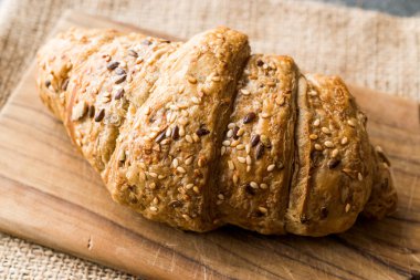 Tam buğday Gluten ücretsiz çavdar kruvasan çekirdek tohumları ile. Sağlıklı ekmek yemek.