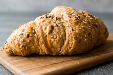 Tam buğday Gluten ücretsiz çavdar kruvasan çekirdek tohumları ile. Sağlıklı ekmek yemek.