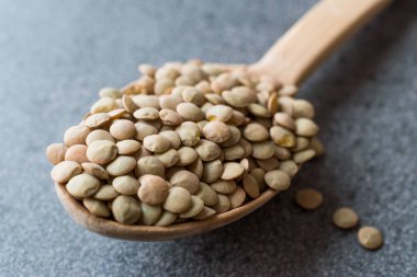 Tahta kaşık çiğ mercimek. Organik ürün.