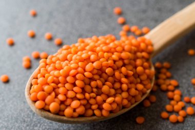 Tahta kaşık mısır gevreği kırmızı mercimek kuru / Masoor Dal. Organik ürün.