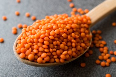 Tahta kaşık mısır gevreği kırmızı mercimek kuru / Masoor Dal. Organik ürün.