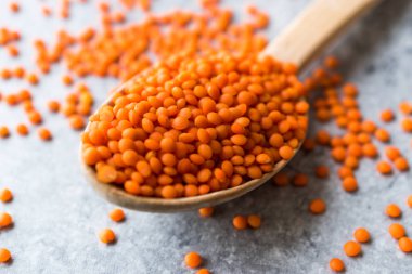 Tahta kaşık mısır gevreği kırmızı mercimek kuru / Masoor Dal. Organik ürün.