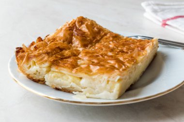 Türk Su tarifi / Tabla börek veya burek. Geleneksel gıda.