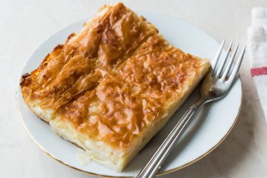 Türk Su tarifi / Tabla börek veya burek. Geleneksel gıda.